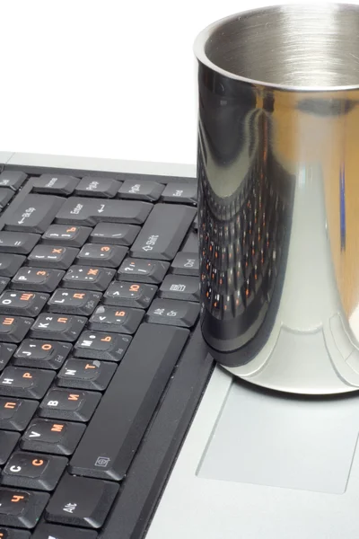 Cup på laptop — Stockfoto
