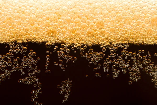 Cerveza oscura con espuma — Foto de Stock