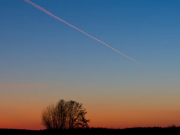Vliegtuig op avondrood — Stockfoto
