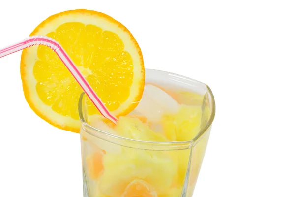 Glas med sugrör och frukt cocktail — Stockfoto