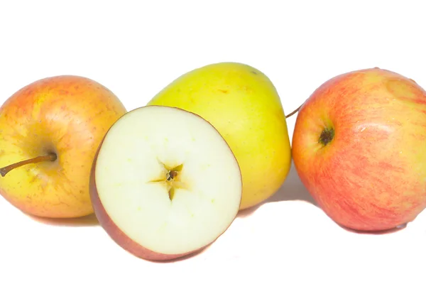 Half jablko se skupinou jablek — Stock fotografie