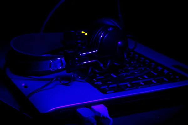 Keyboard, headphones, ultra-violet rays — Stock Photo, Image