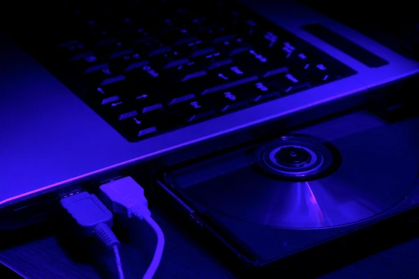 Клавиатура в ультрафиолетовых лучах — стоковое фото