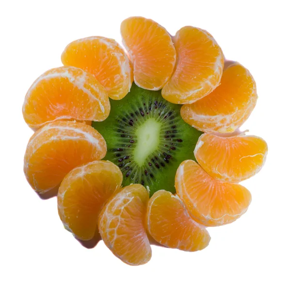 Kiwi și felii de mandarine ca floare — Fotografie, imagine de stoc