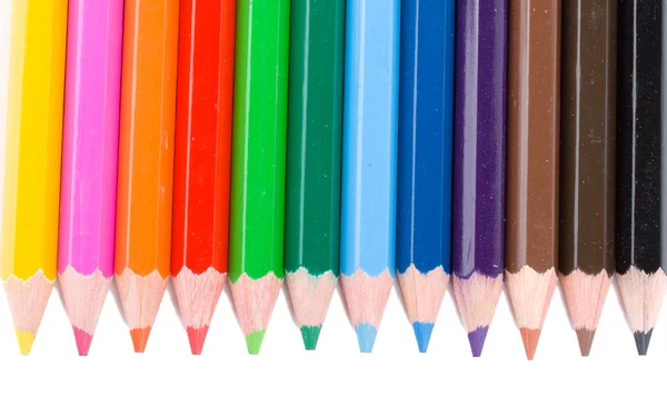 De nombreux crayons de couleur dans une rangée — Photo