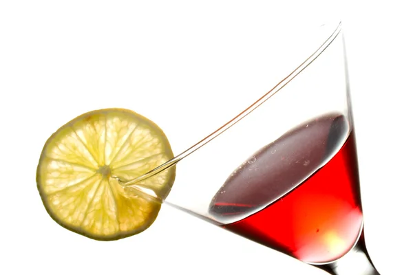 Martini im Glas und Limettenscheibe — Stockfoto
