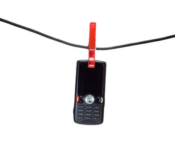 Mobiele telefoon op een lijn van kleren — Stockfoto