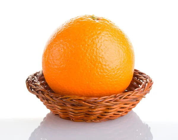 Arancione in cesto con riflesso — Foto Stock