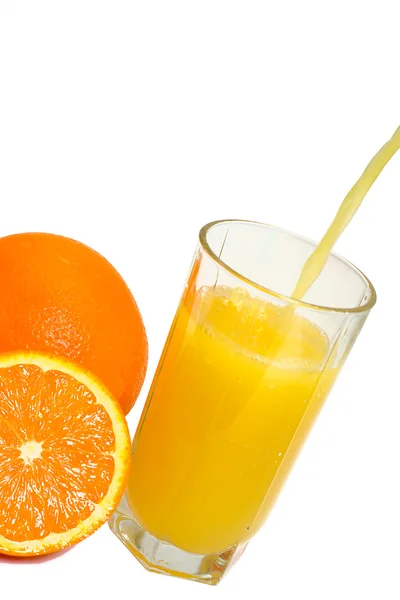 Naranjas y relleno de vidrio con jugo —  Fotos de Stock