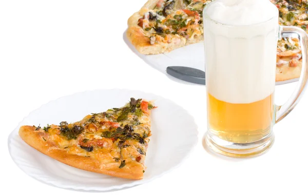 Dilim pizza ve bira — Stok fotoğraf