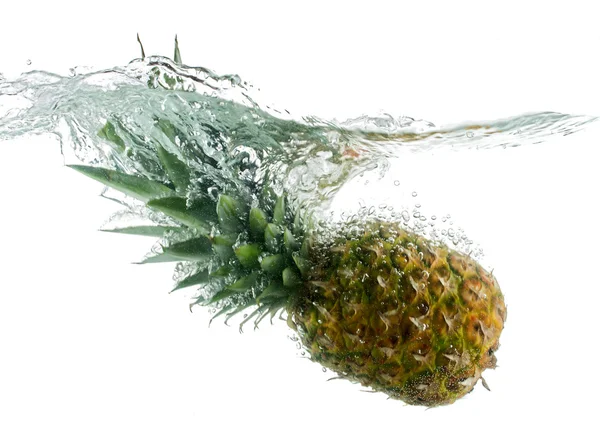 Ananas che cade in acqua con bolle — Foto Stock