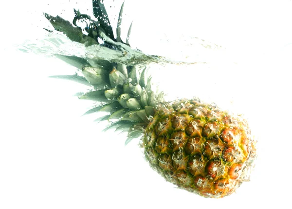 Ananas w wodzie — Zdjęcie stockowe