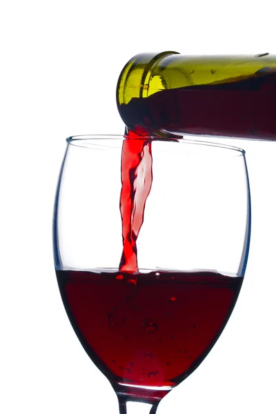 Verter un vino tinto en una copa — Foto de Stock