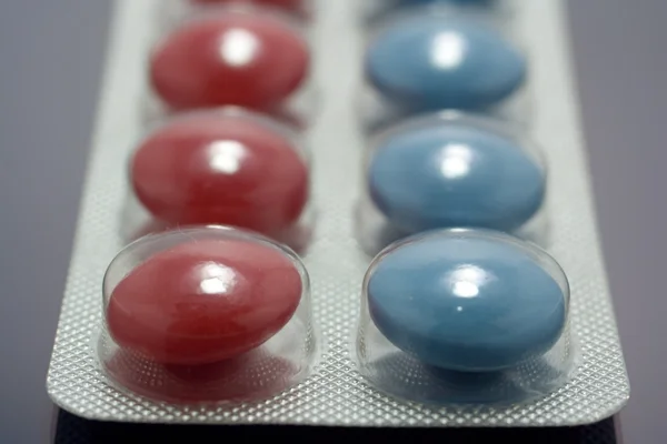 Pilules rouges et bleues — Photo