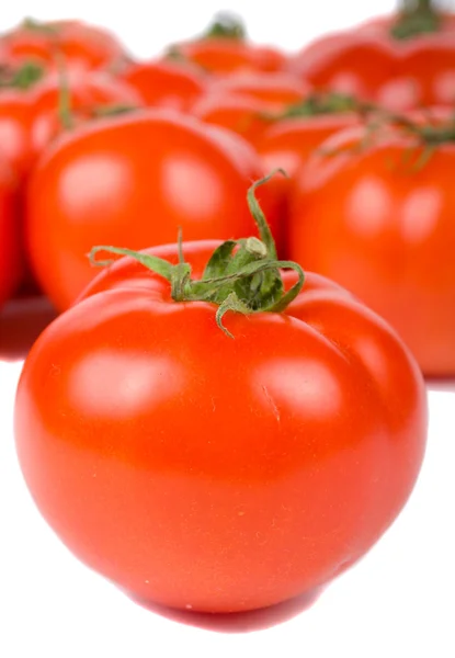 Zralé rajče na rajčata pozadí — Stock fotografie