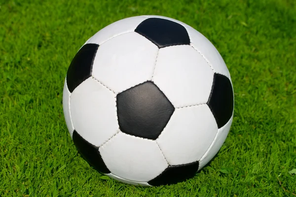 Ballon de football sur herbe verte — Photo