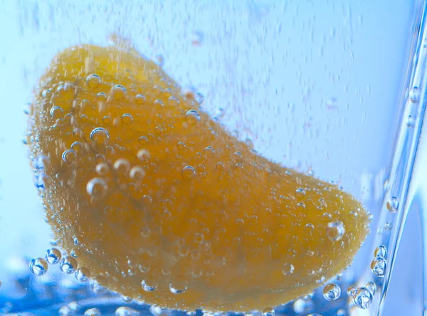 Mandarina en el agua 1 — Foto de Stock