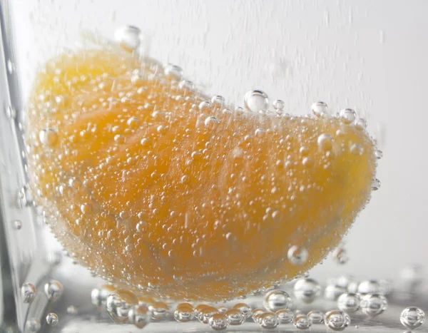Mandarine in Wasser 2 — Stockfoto