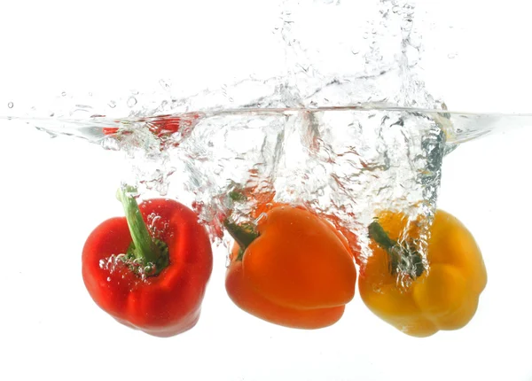 Τρεις πιπεριές που πέφτουν στο νερό — Φωτογραφία Αρχείου