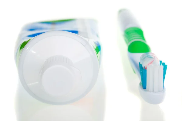 Tandenborstel en tube tandpasta — Stockfoto