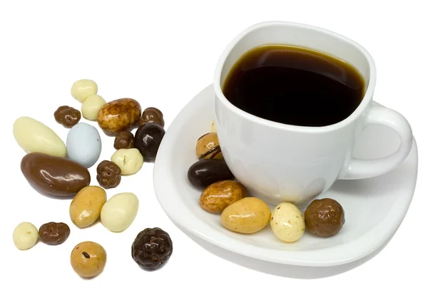 Белая чашка кофе с конфетками — стоковое фото
