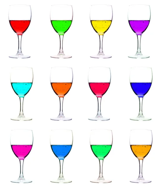 แก้วไวน์ที่มีของเหลวหลายสี — ภาพถ่ายสต็อก