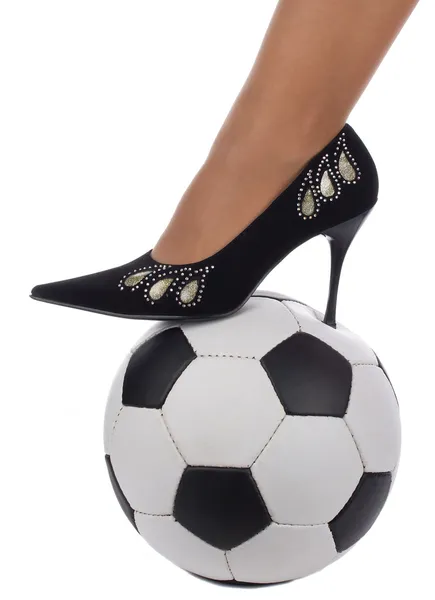 Γυναίκα πόδι στο παπούτσι σταθεί σε μπάλα ποδοσφαίρου — Φωτογραφία Αρχείου