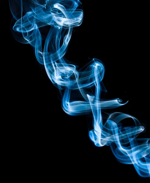Abstrakt blå tjock rök på svart — Stockfoto