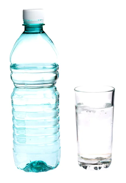 Flesje en glas met water — Stockfoto