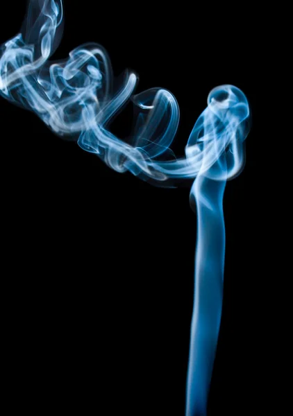 Abstrakter blauer Rauch auf schwarz — Stockfoto