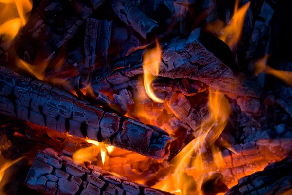 Brennholz aus nächster Nähe im Feuer — Stockfoto