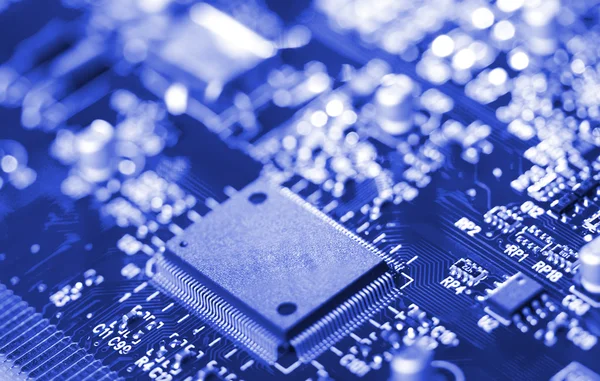 Microchip close-up su circuito stampato — Foto Stock