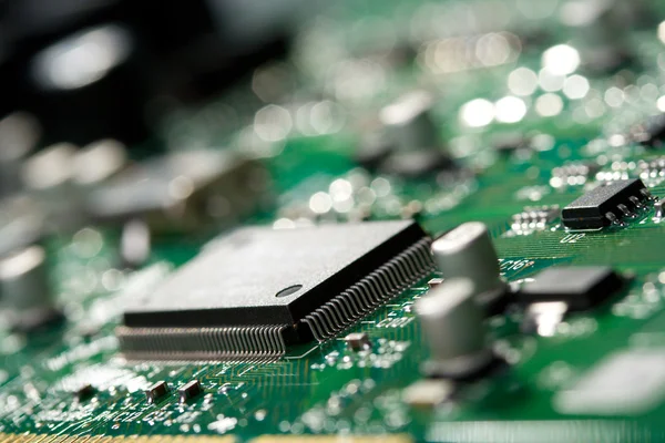 Microchip su circuito verde — Foto Stock
