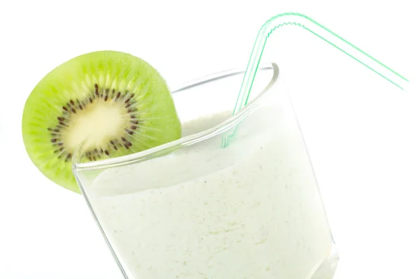 Närbild milkshake med kiwi och halm — Stockfoto