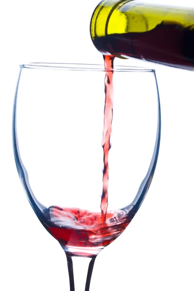 Nahaufnahme, wie man einen Wein ins Glas gießt — Stockfoto