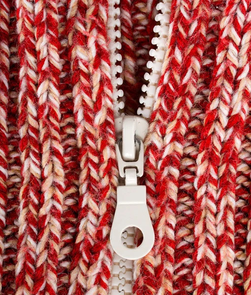 Свитер из красной шерсти крупным планом с молнией — стоковое фото