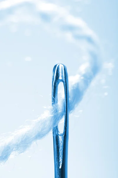Close-up thread a needle — Stock Photo, Image
