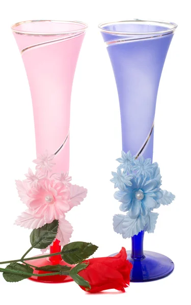 Duas flautas de casamento e rosa de plástico — Fotografia de Stock