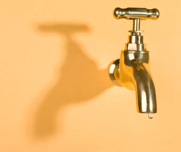 Su damlası ile turuncu duvar musluk — Stok fotoğraf