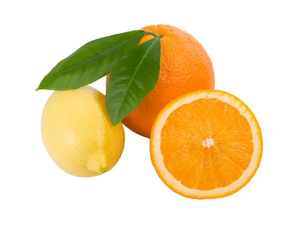 Лимон и оранжевый с листьями — стоковое фото