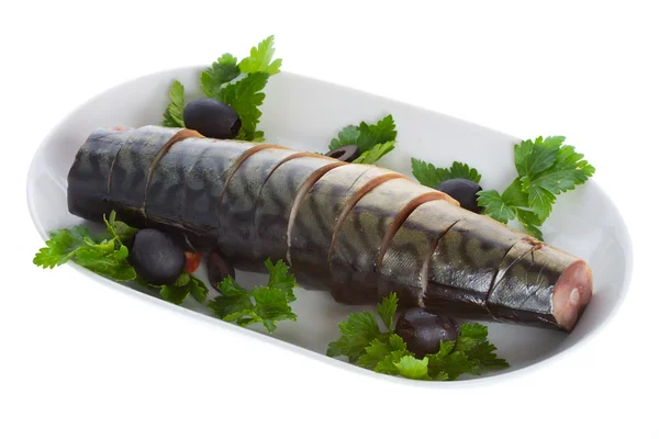 Makrele mit Oliven auf Teller — Stockfoto