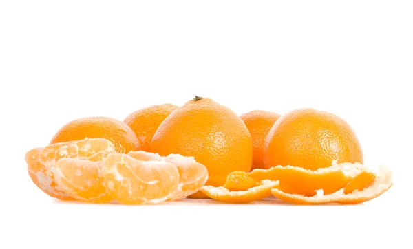 Många mandariner med skal och segment — Stockfoto