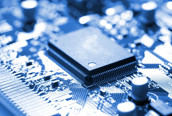 Microchip na placa de circuito — Fotografia de Stock