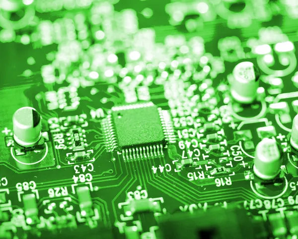 Microchip na placa de circuito verde — Fotografia de Stock