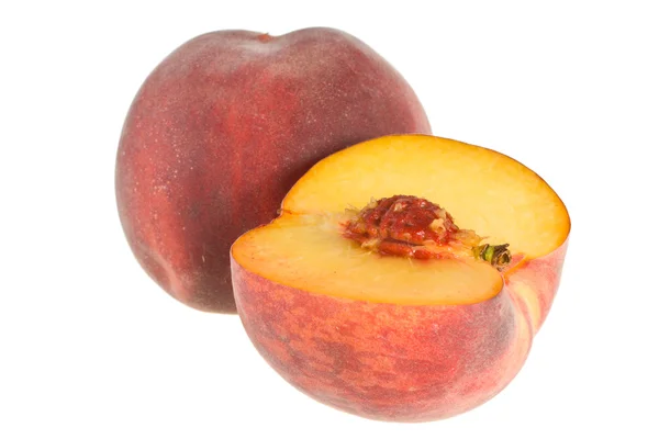 Персики полные и наполовину — стоковое фото