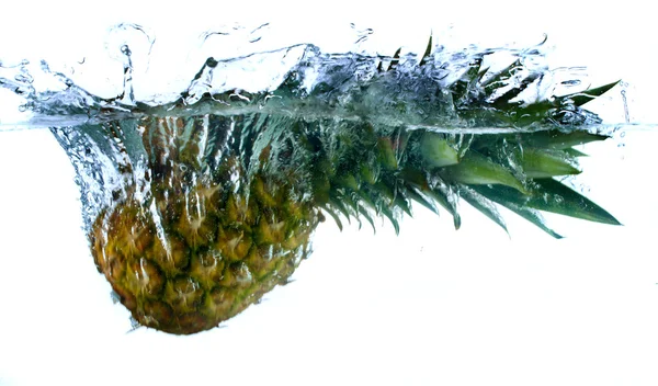 Ananas in water — Stockfoto