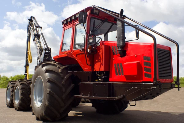 Červený traktor pro dřevozpracující průmysl — Stock fotografie