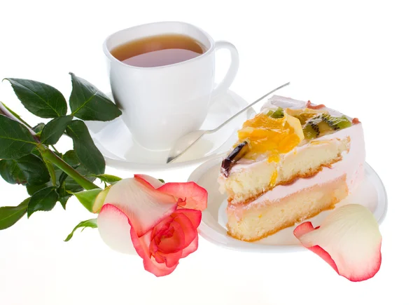 Rose cake met vruchten en kopje thee — Stockfoto
