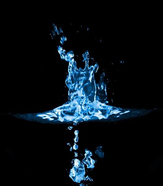 Выплеск в голубой воде на черный — стоковое фото