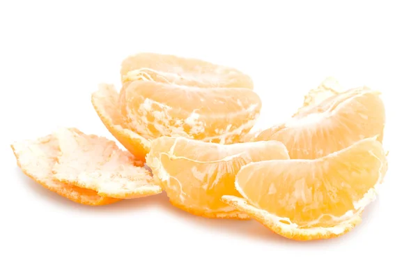 Pedaços de tangerina com casca — Fotografia de Stock